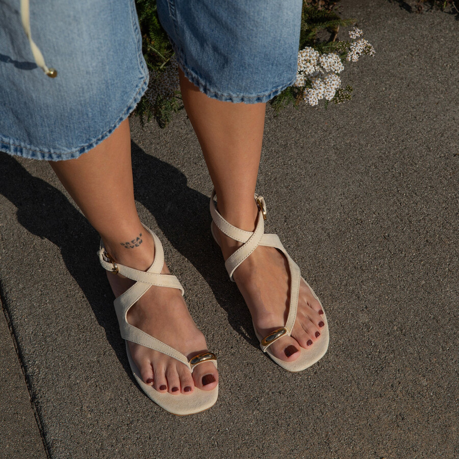 earla sandals natural suede